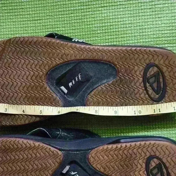 Men's  Reef black, bottle opener  flip flops, size 13 - Picture 8 of 10